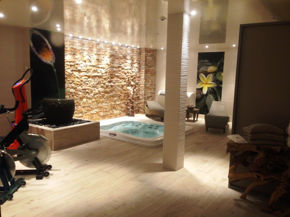 swimming pool spa