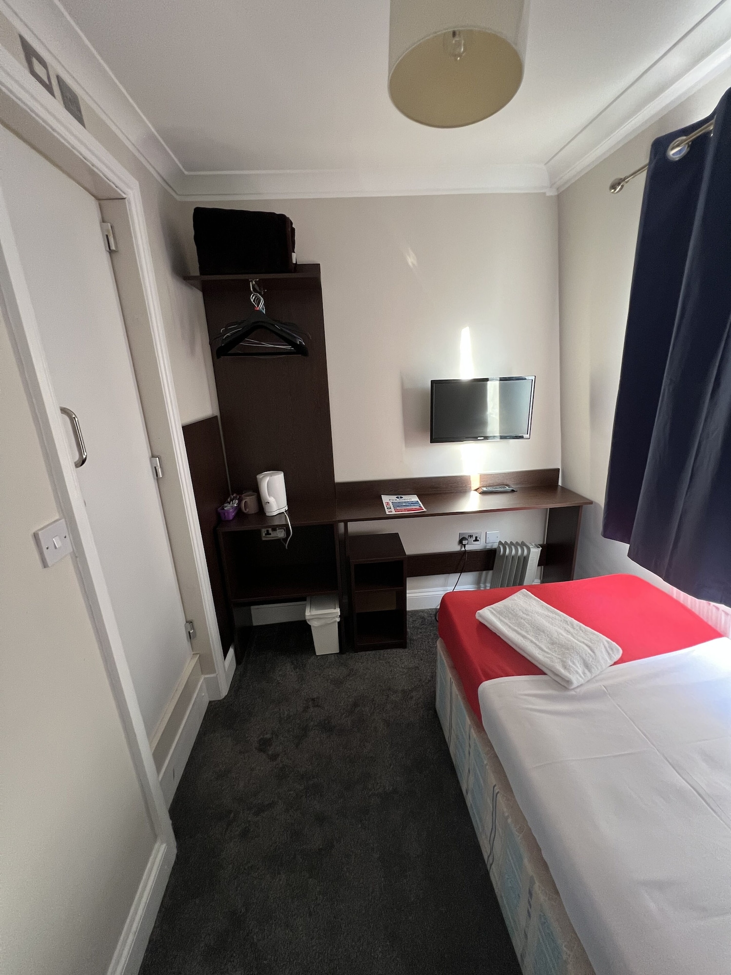 ROOM, SINGLE, PRIVATE BATHROOM