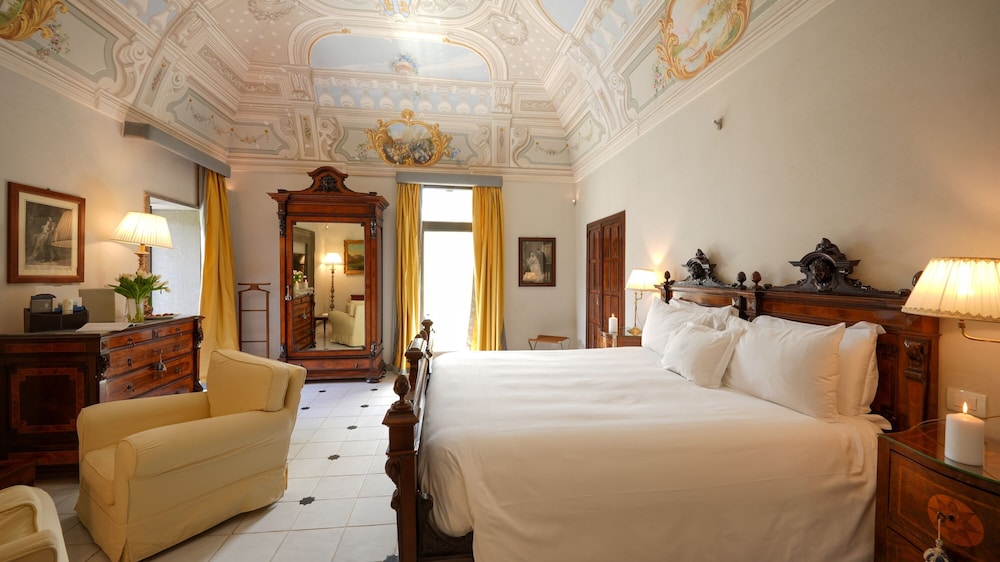 جناح بسرير كوين، Grand Hotel Cocumella 5/7