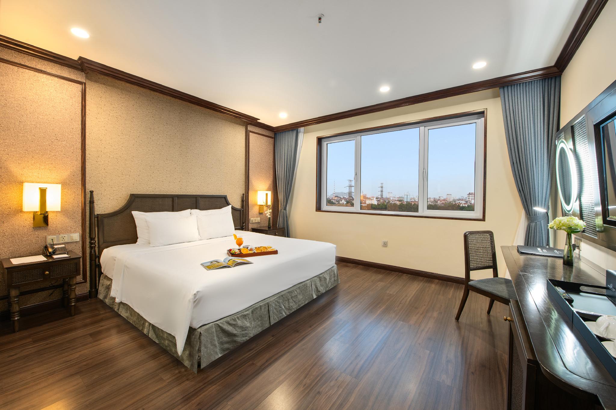 Junior Suite, Queen Bed, Interior Wing