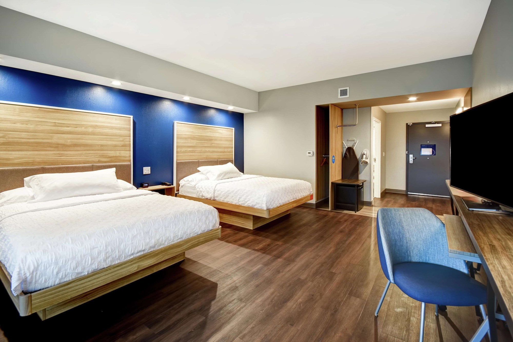 Room, 2 Queen Beds, Bathtub