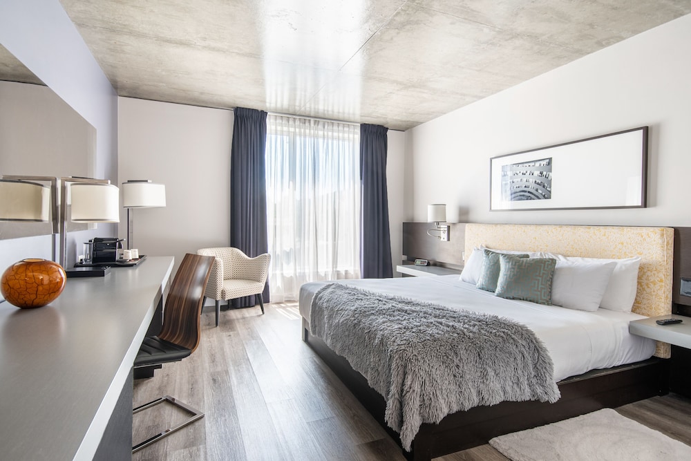 ROOM, KING BED