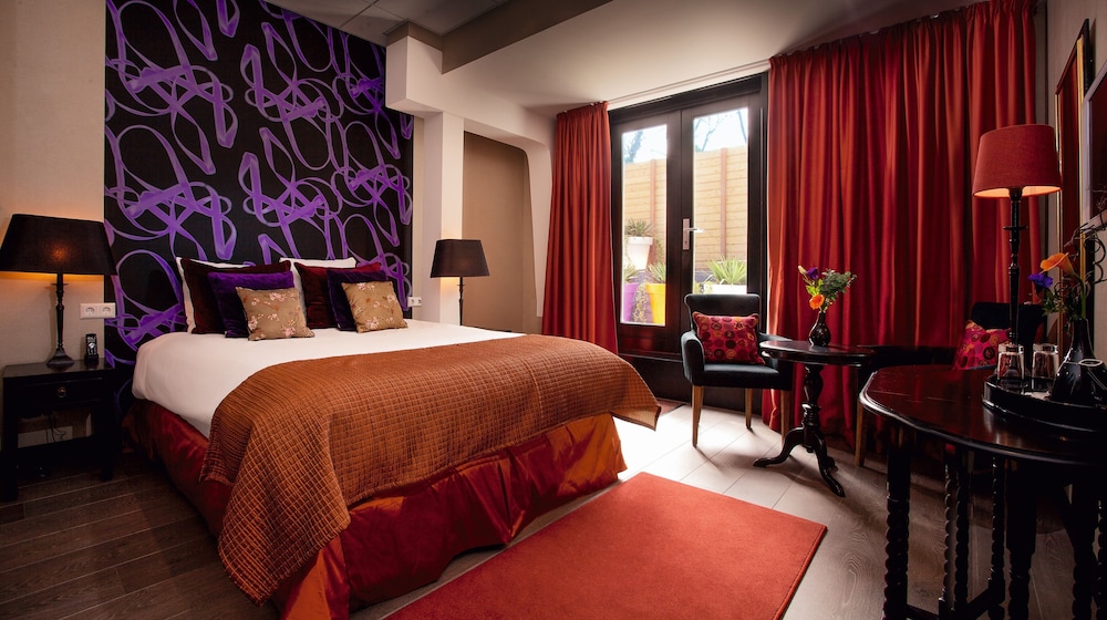 STANDARD, DOUBLE BED, BATHTUB