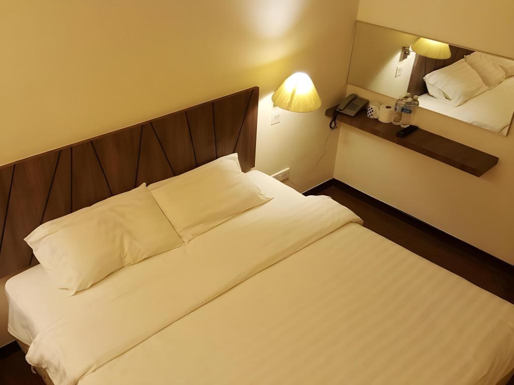Room, King Bed, No Window