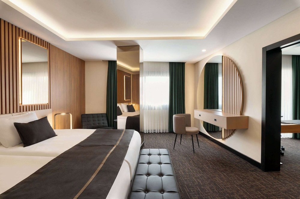 JUNIOR SUITE, KING BED, CITY VIEW