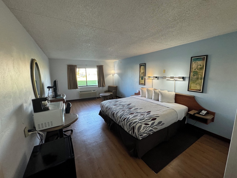 Red Roof Inn and Suites Cleveland - Elyria 30/64