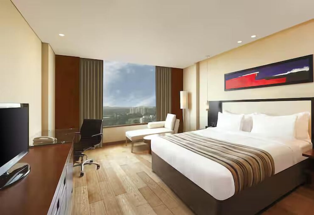 EXECUTIVE, SUITE, KING BED, LOUNGE ACCESS