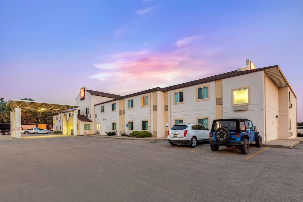Econo Lodge Belle Fourche, SD 32/36