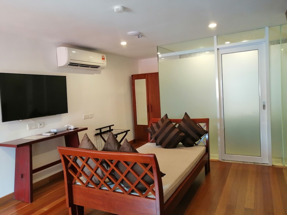 Heeren Straits Hotel 57/75