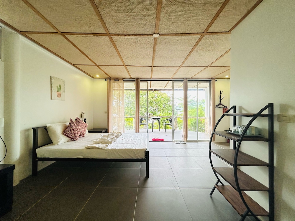 DELUXE, KING BED, GARDEN VIEW