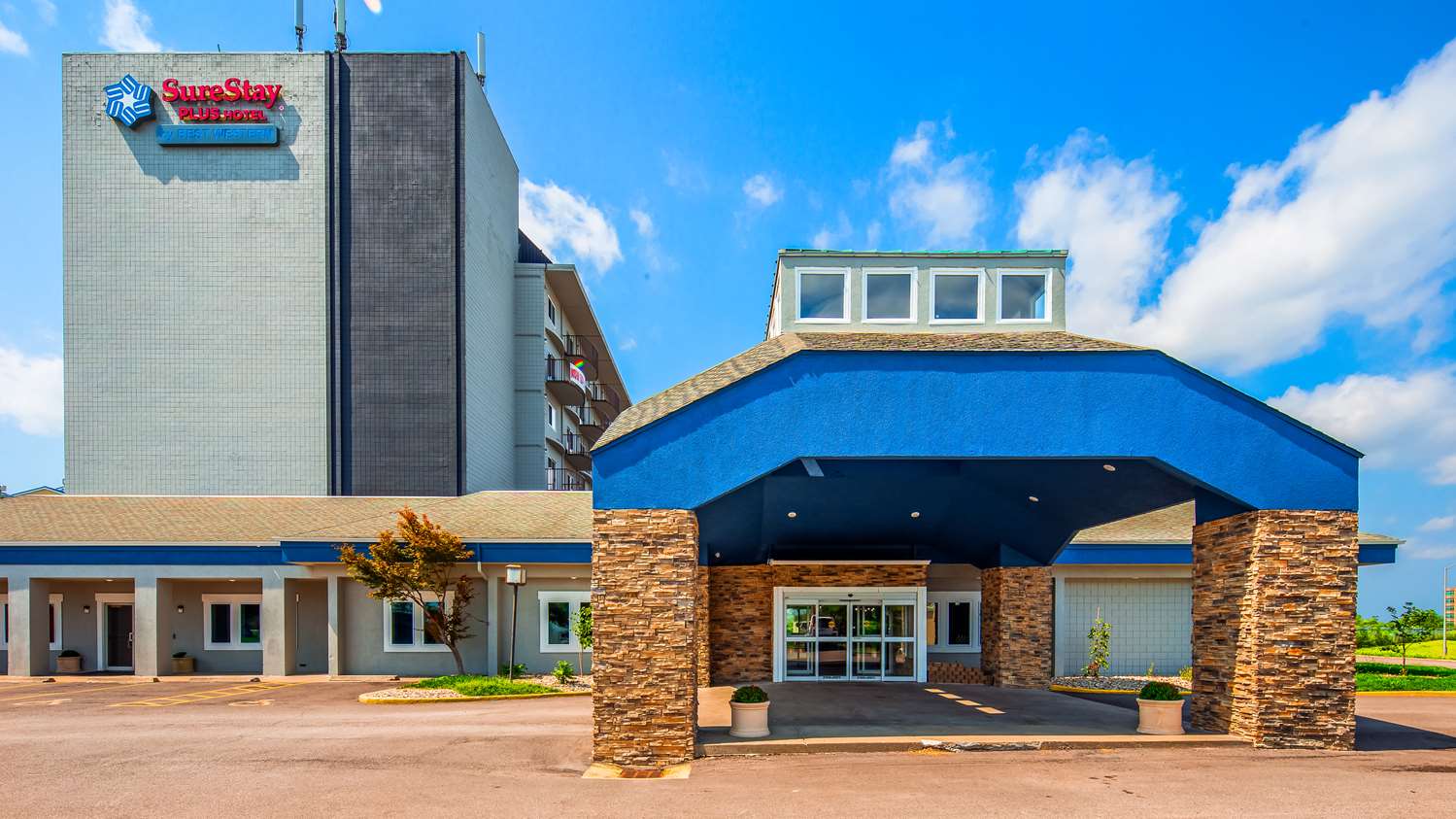 Orangewood Inn & Suites Kansas City Airport 3/37