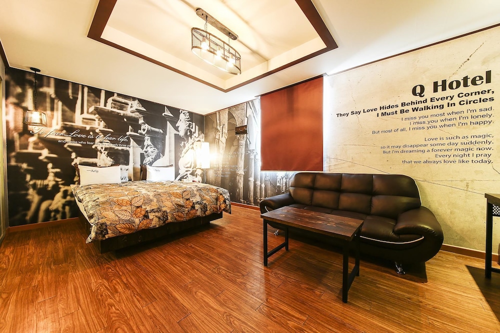 Q Hotel 34/48