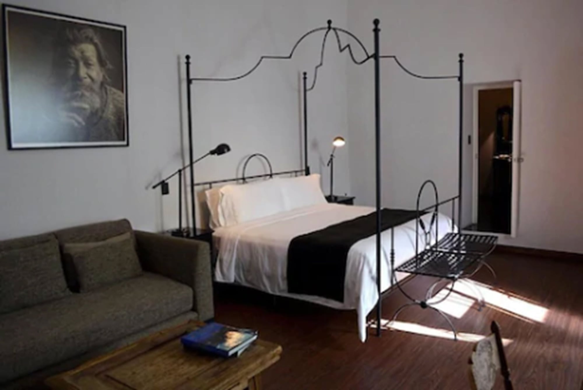 SUITE, KING BED, HOT TUB