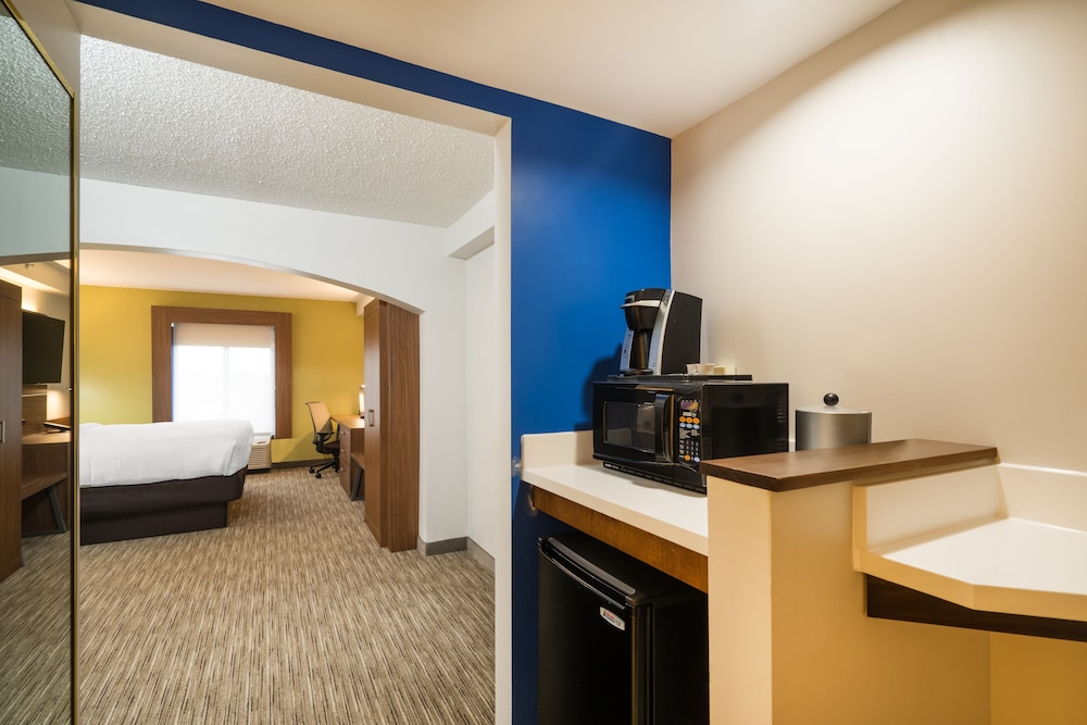 Holiday Inn Express Hotel Suites Louisville East 19/52