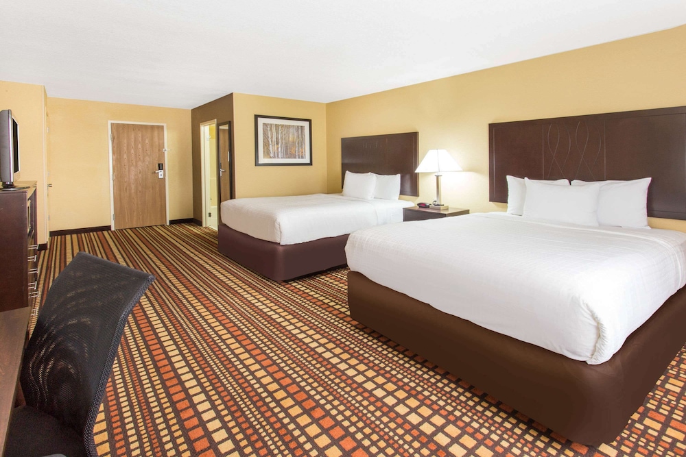 Days Inn & Suites by Wyndham Davenport East 18/39