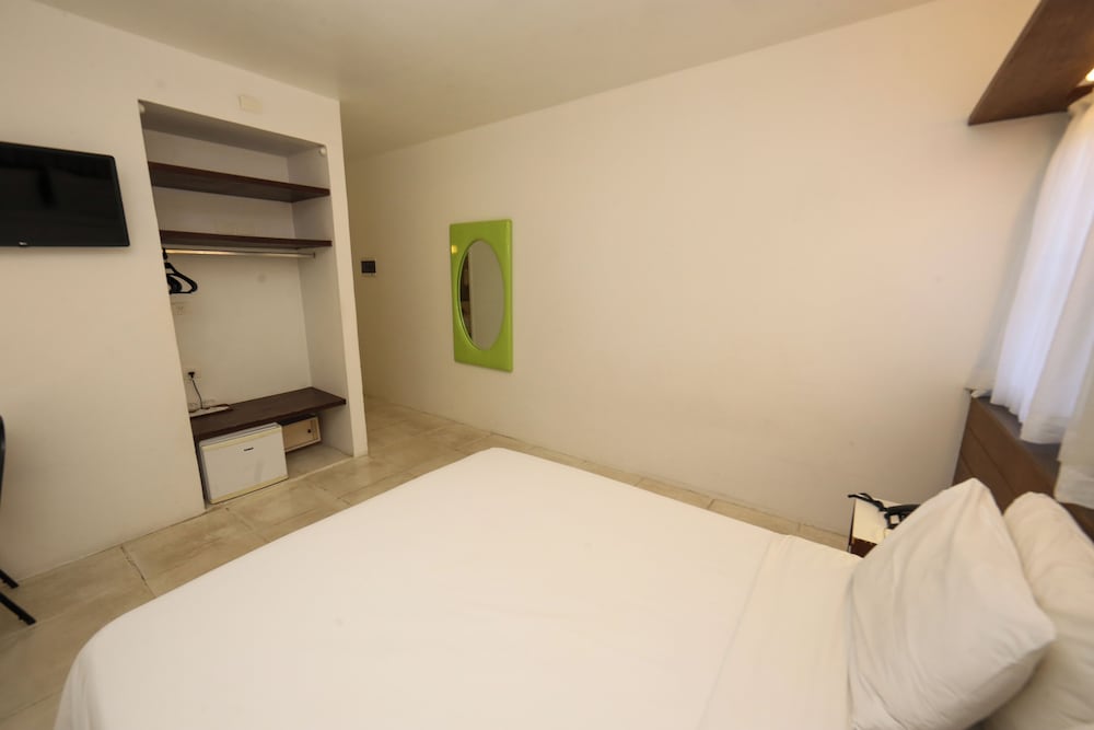 DELPHIN HOTEL 12/47