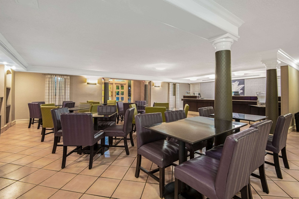 La Quinta Inn by Wyndham San Antonio I-35 N at Toepperwein 26/32