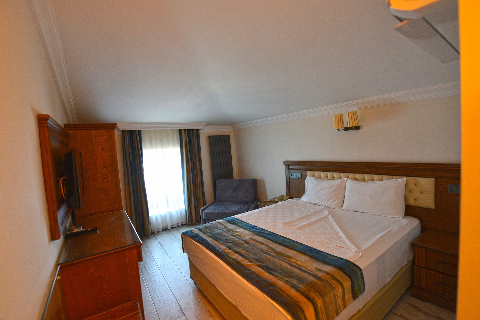 ROOM, DOUBLE OR TWIN BED