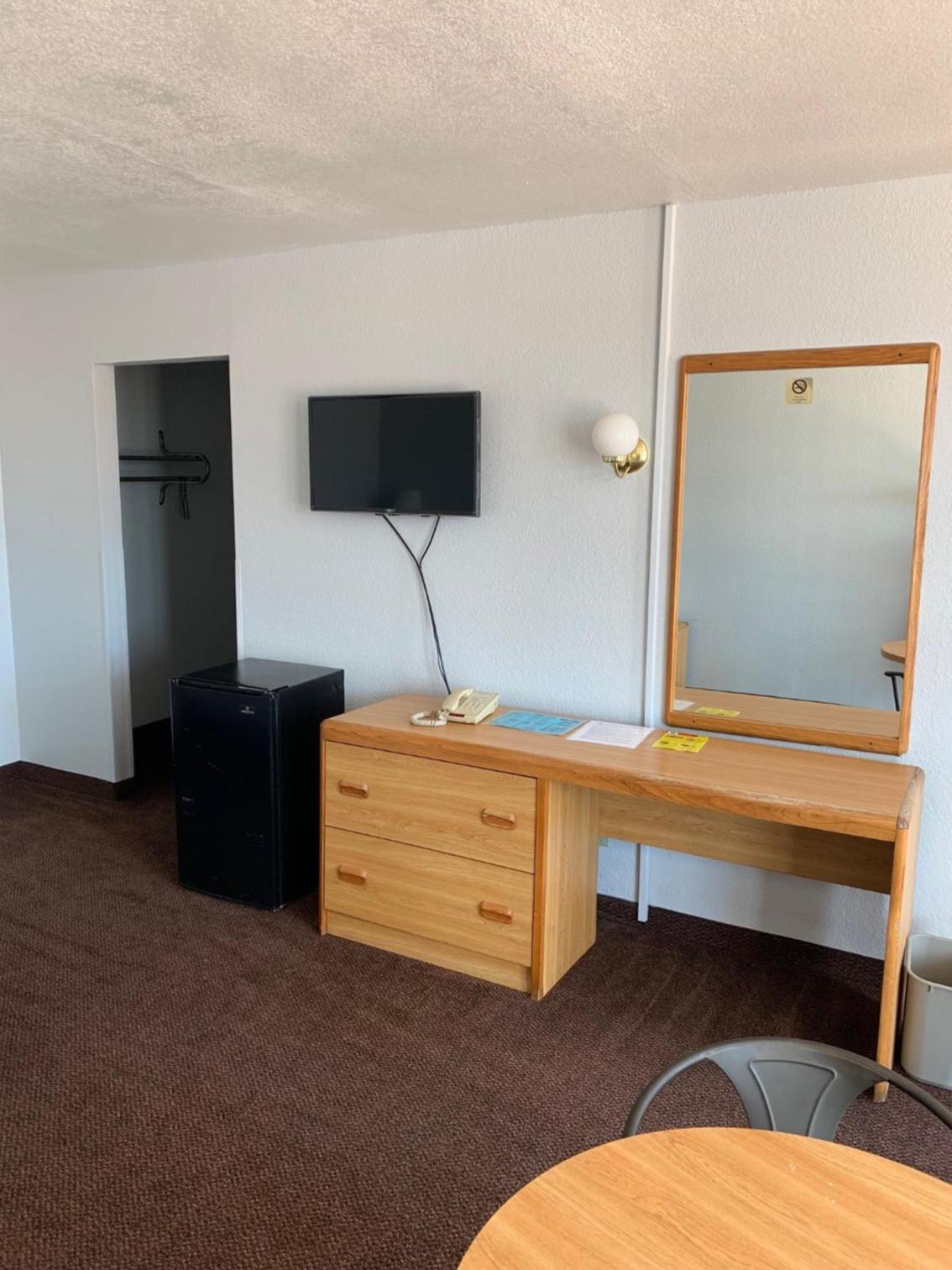 EZ 8 Motel Airporter 13/22