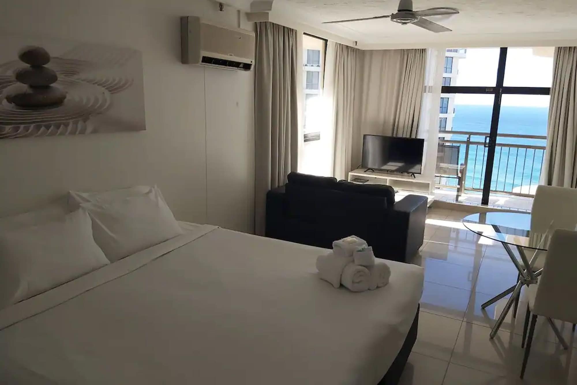 DELUXE, STUDIO, KING BED