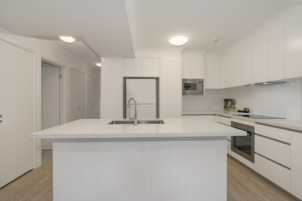 ULTIQA Burleigh Mediterranean Resort 30/65