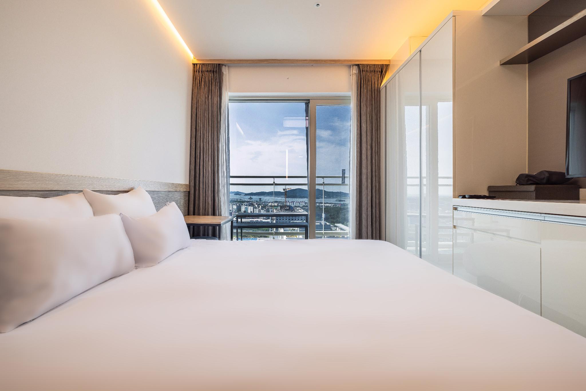 DELUXE, KING BED, TERRACE, HIGH FLOOR