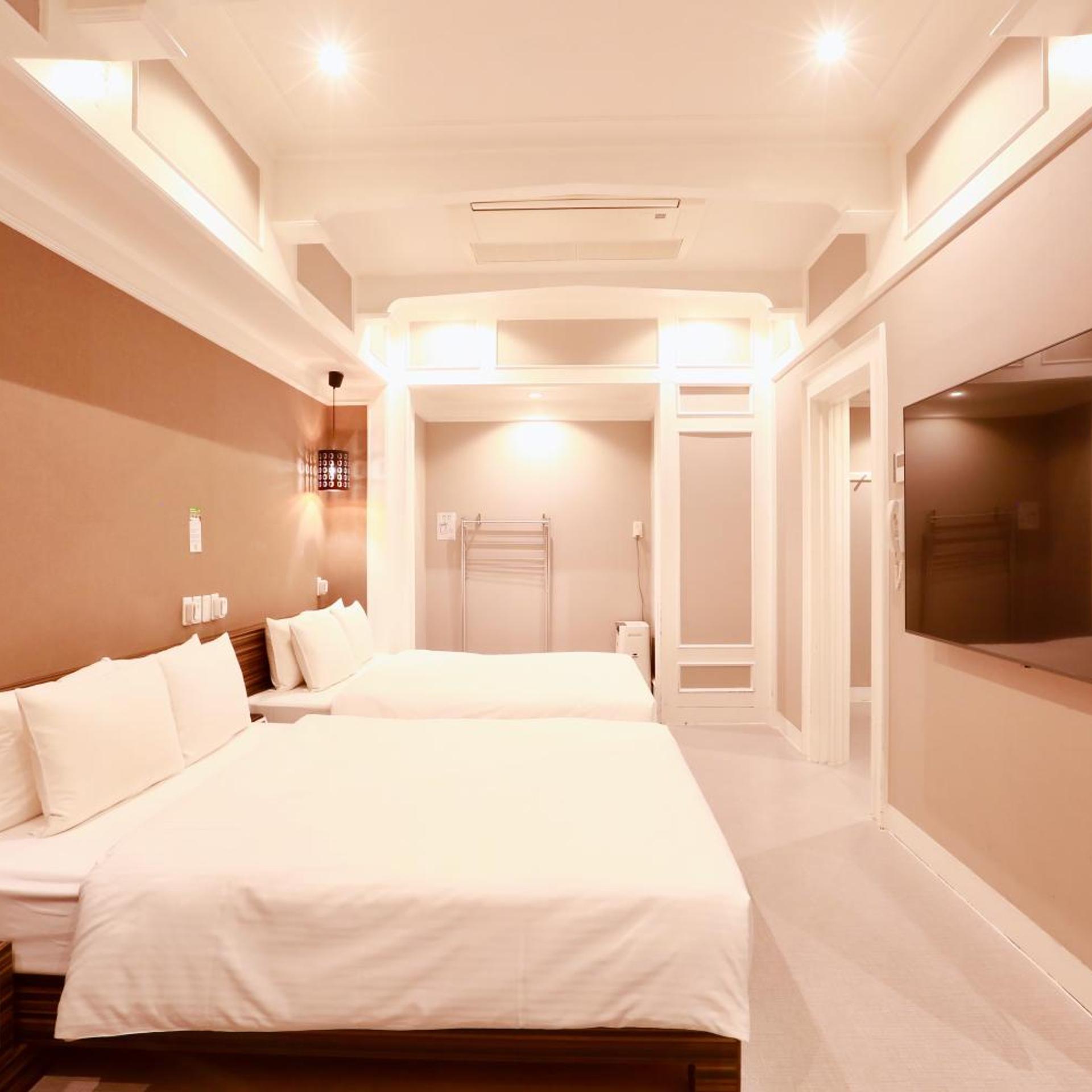 SUPERIOR, TWIN BEDS, MAIN BUILDING