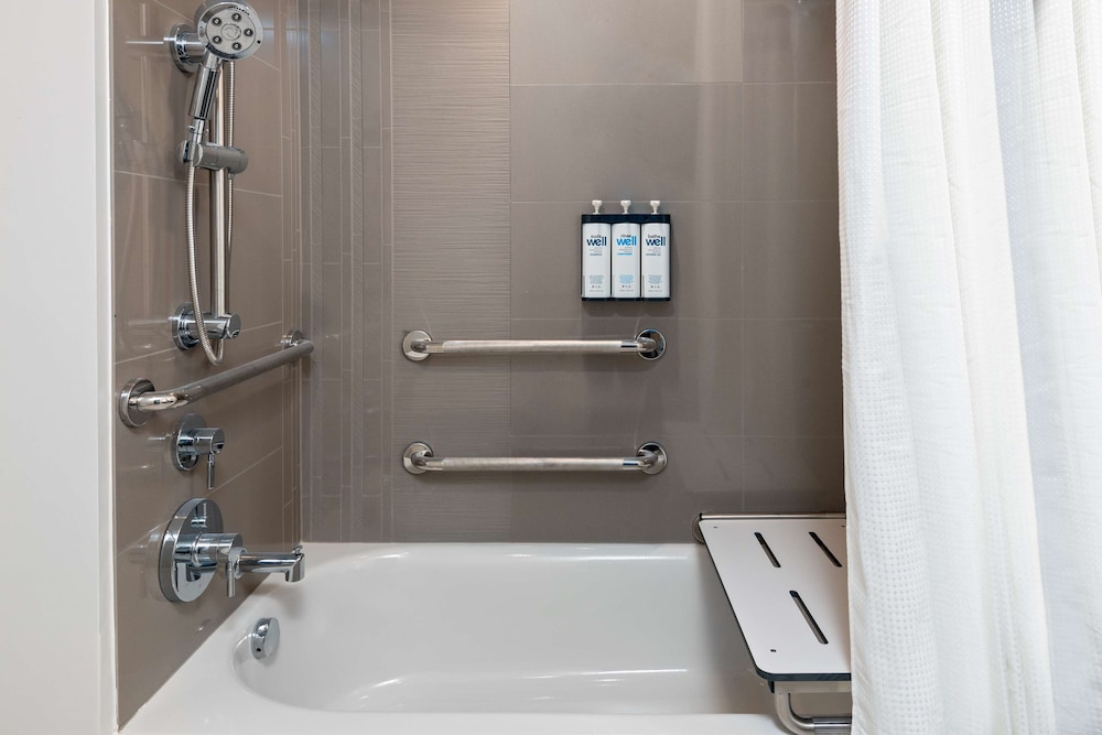 Hyatt House Orlando Airport 79/81