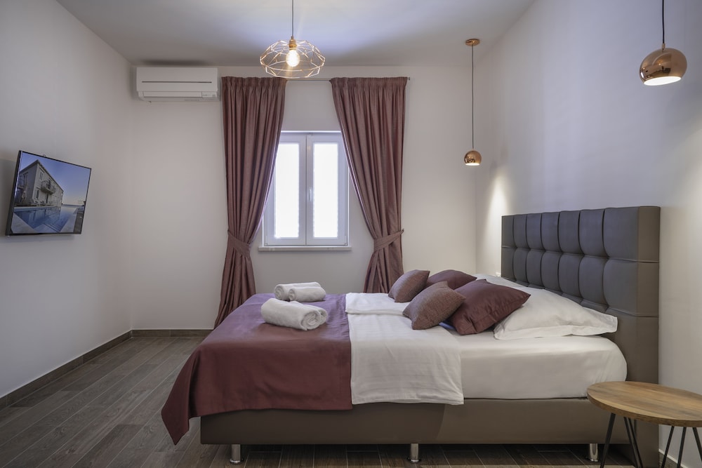 Boutique Pine Tree apartments 10/50