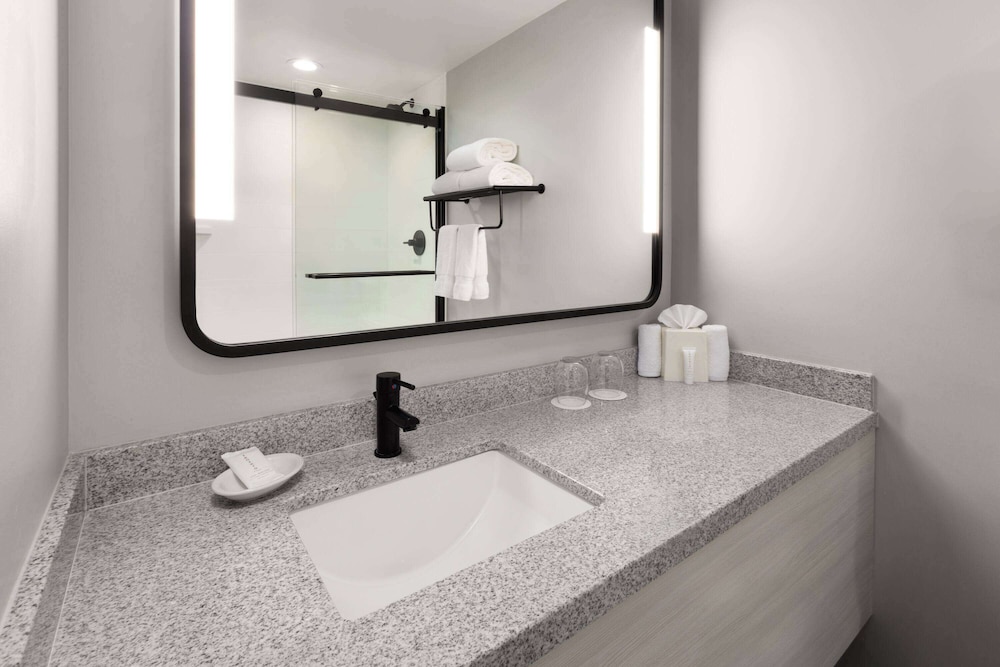 Junior Suite, King Bed, Water View