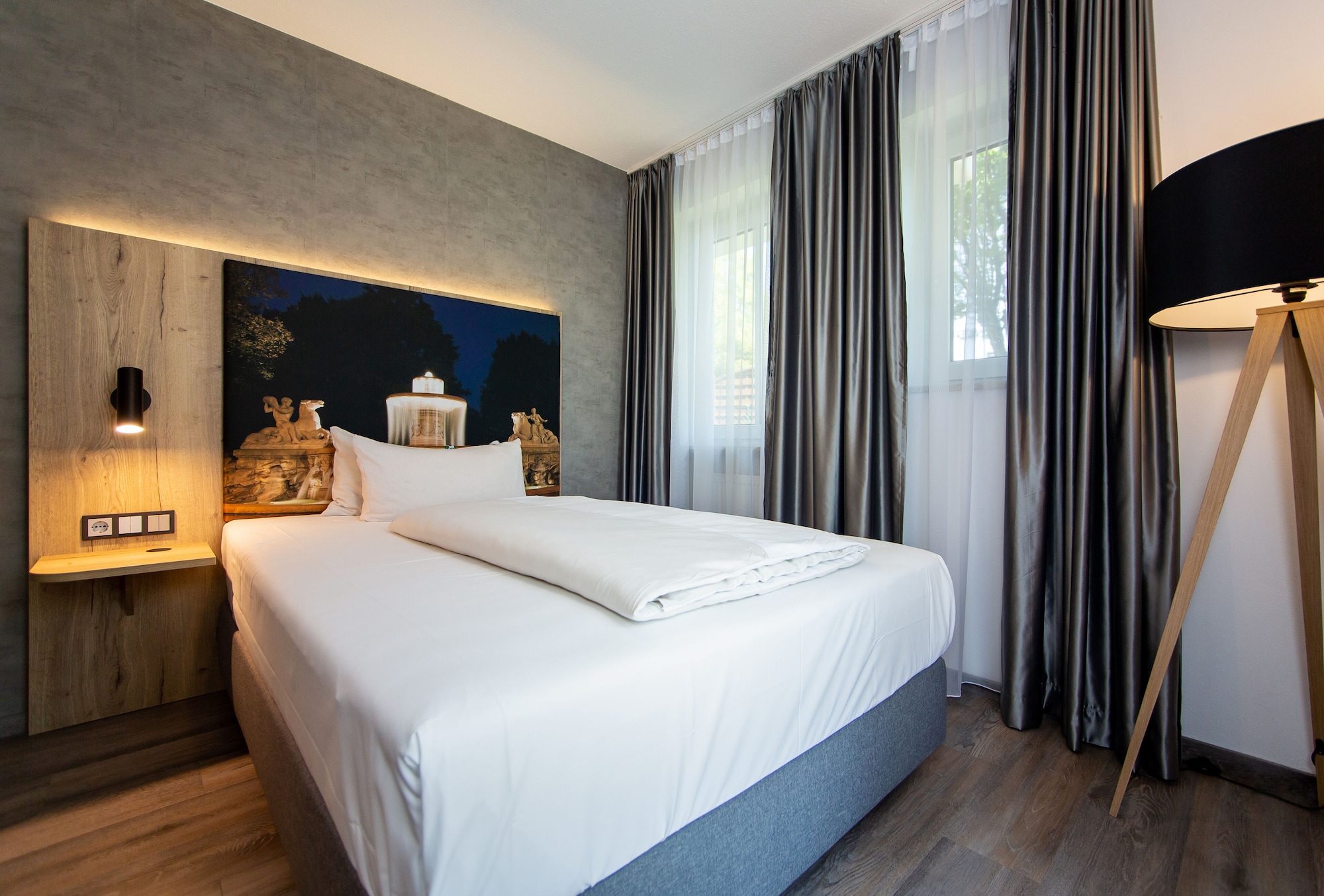 DELUXE, SINGLE, QUEEN BED