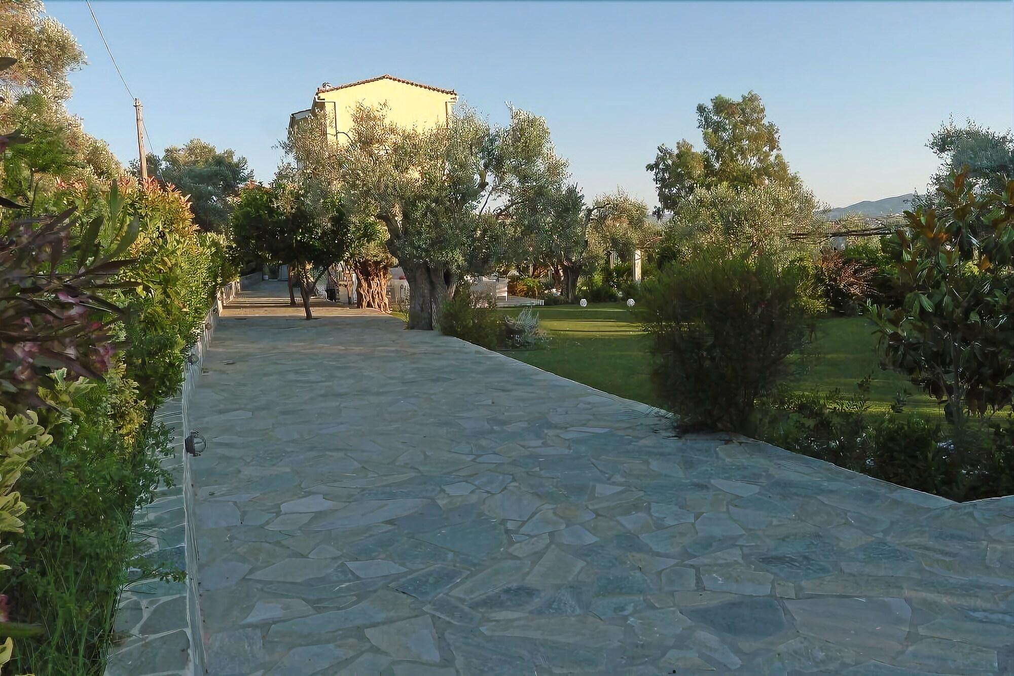 Ampoulos Rooms & Apartments 24/50