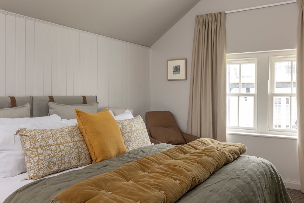 Suite, House, King Bed