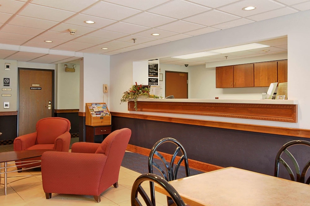Super 8 By Wyndham Manchester Airport 25/35