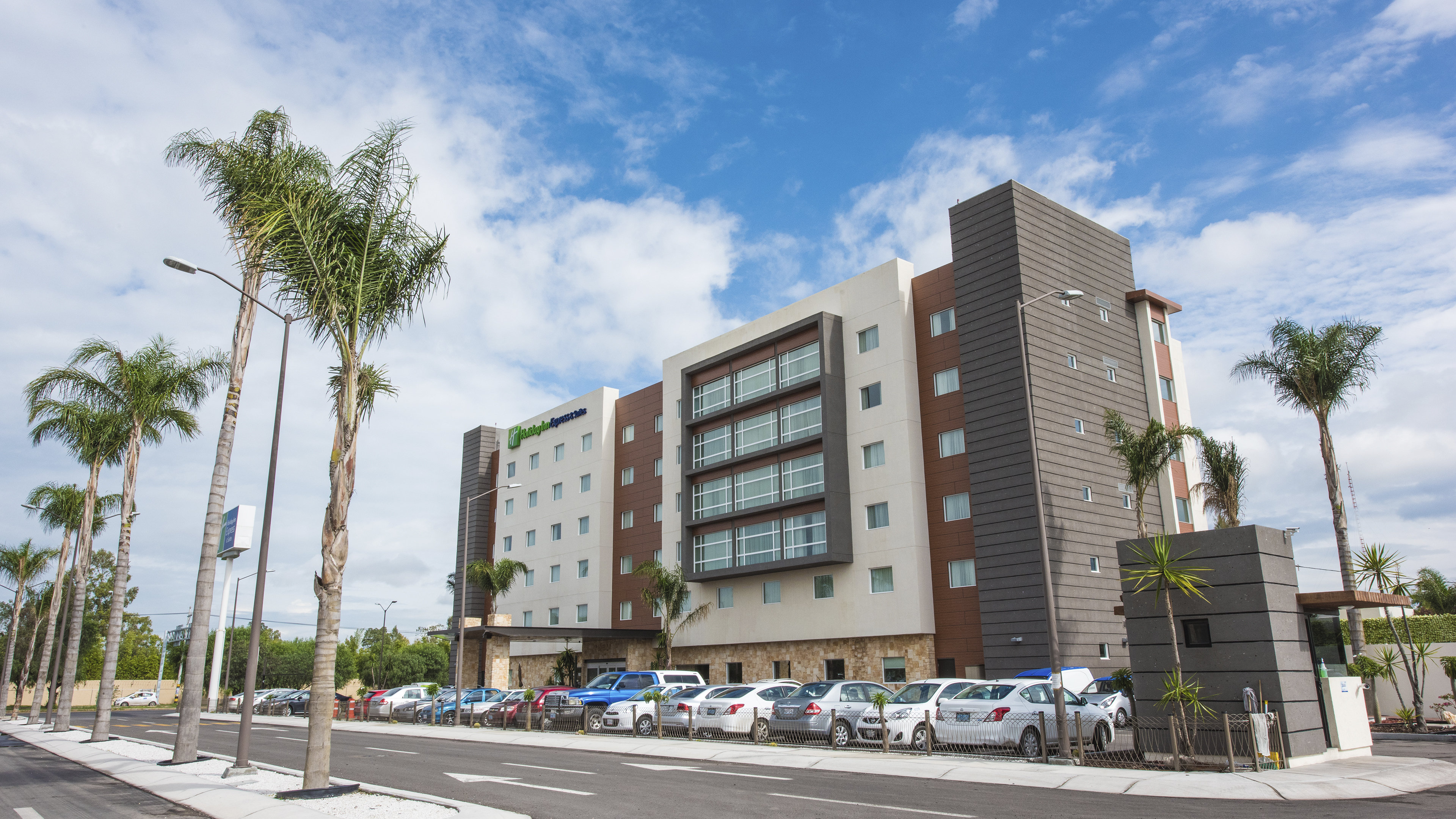 Holiday Inn Express and Suites Celaya 3/50