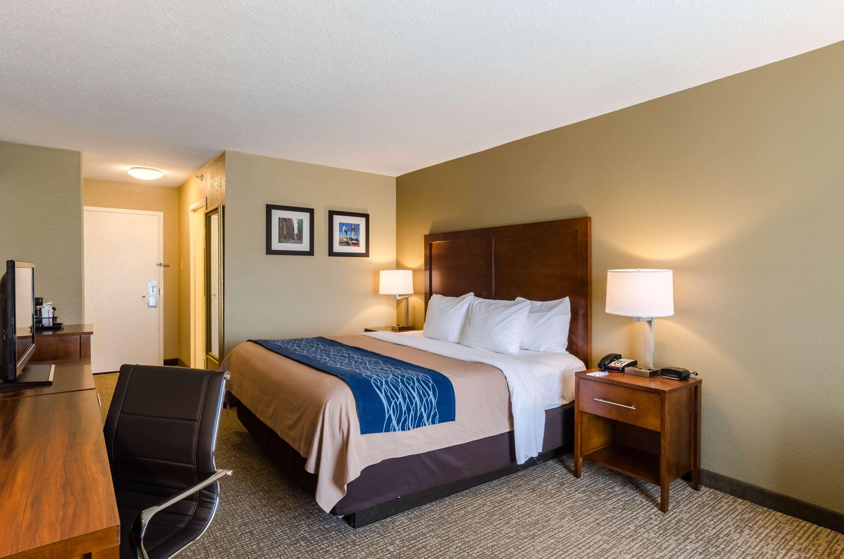 ROOM, KING BED