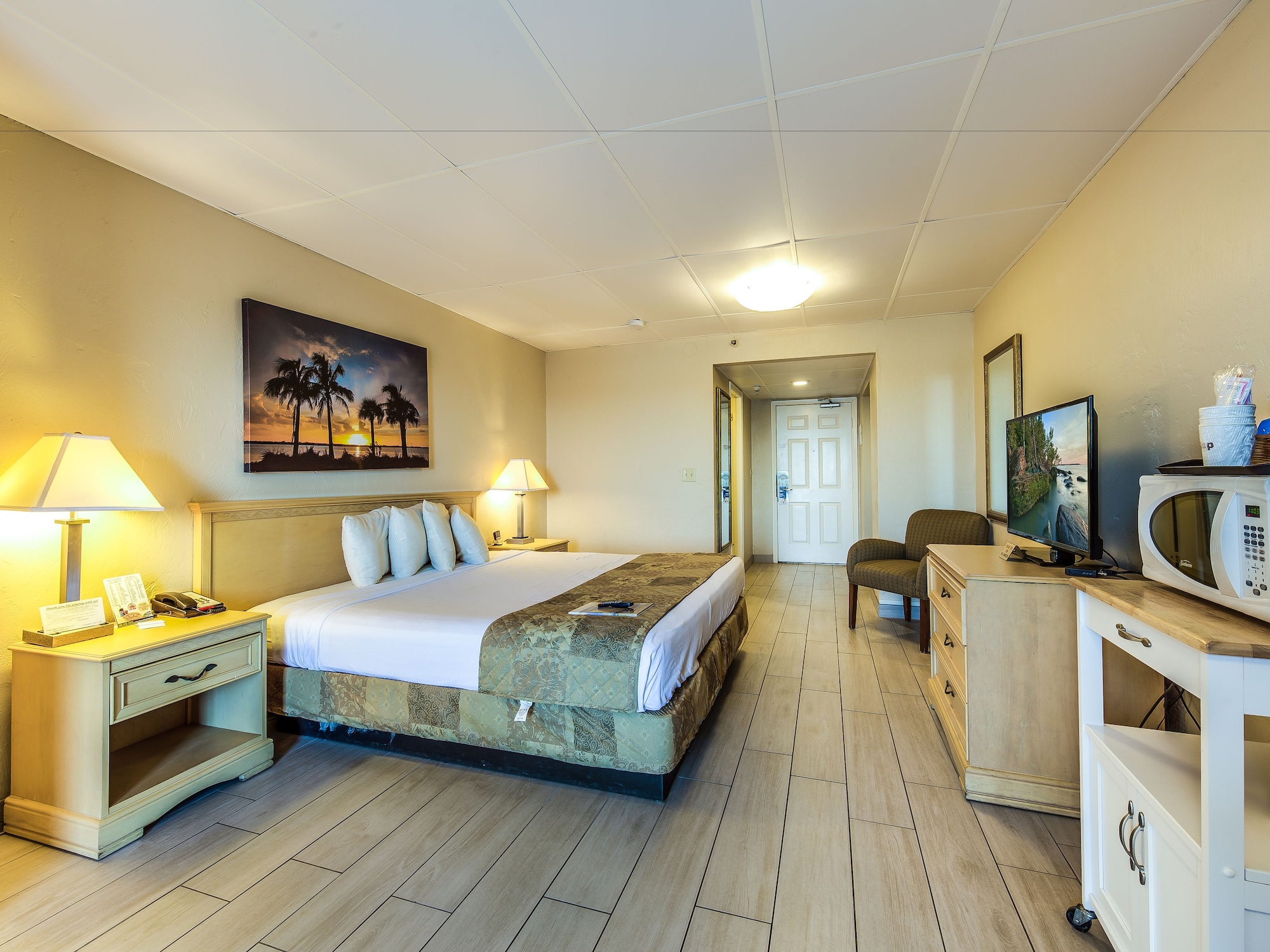 STUDIO, KING BED, PARTIAL OCEAN VIEW, POOL SIDE, KITCHENETTE
