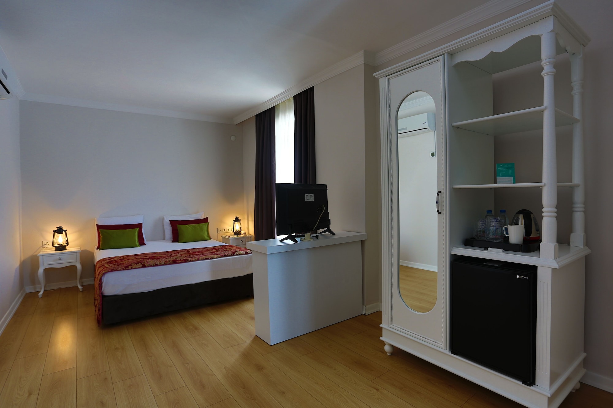 DELUXE, DOUBLE OR TWIN BED