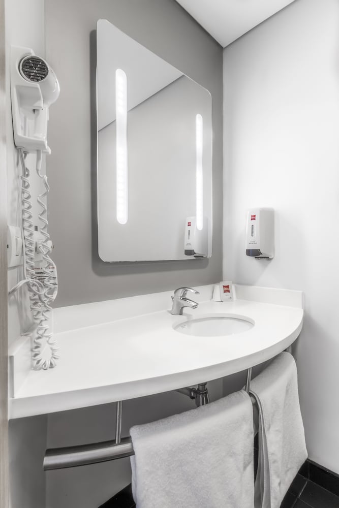 غرفة قياسية بسريرين منفصلين بإطلالة على البحر، IBIS CARTAGENA MARBELLA 5/5