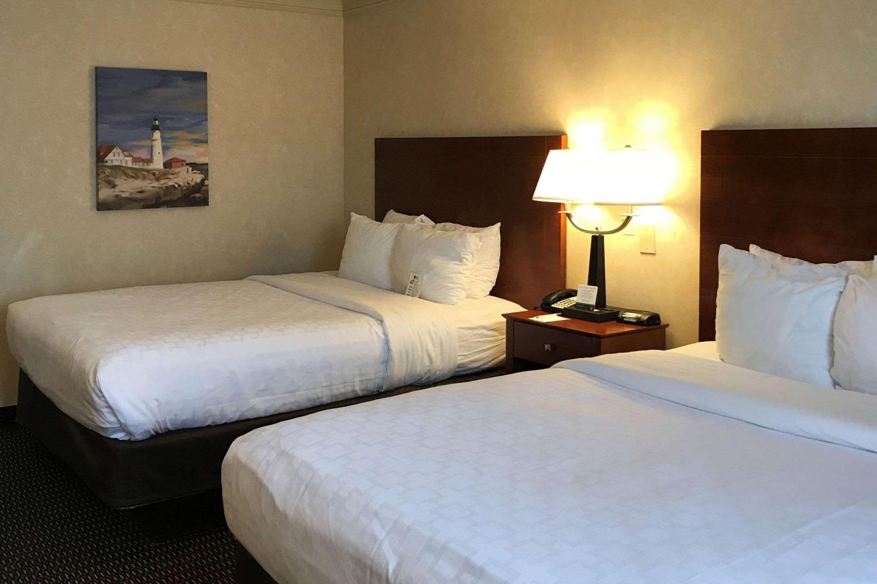 غرفة بسريرين كوين بإطلالة على المسبح، Clarion Hotel & Conference Center Toms River 4/10