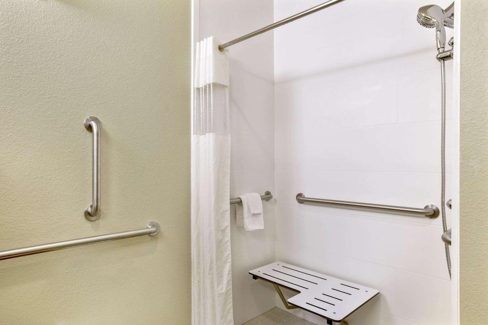 Room, King Bed, Accessible, La Quinta Inn & Suites by Wyndham Gillette 4/4