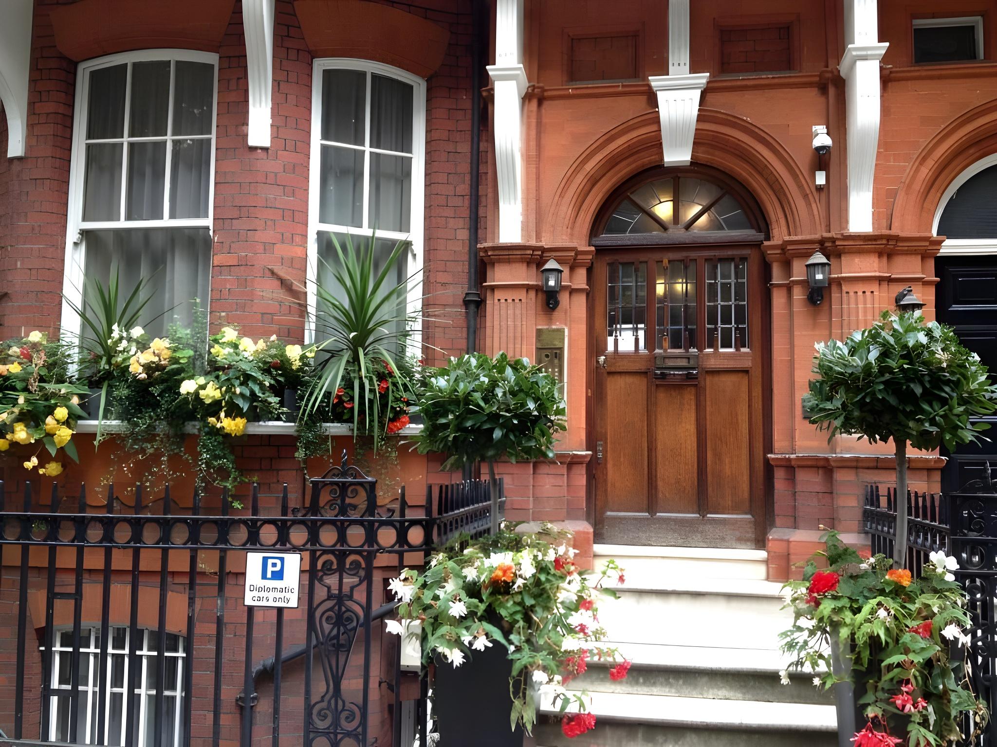 Kensington Court ApartHotel 2/23