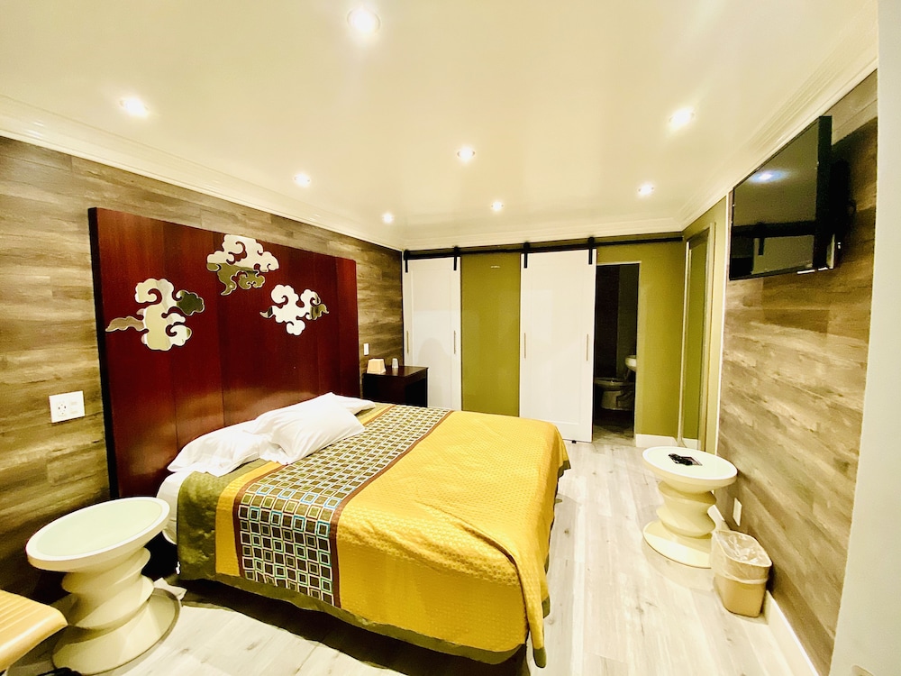 Casa Blanca Inn & Suites 20/67