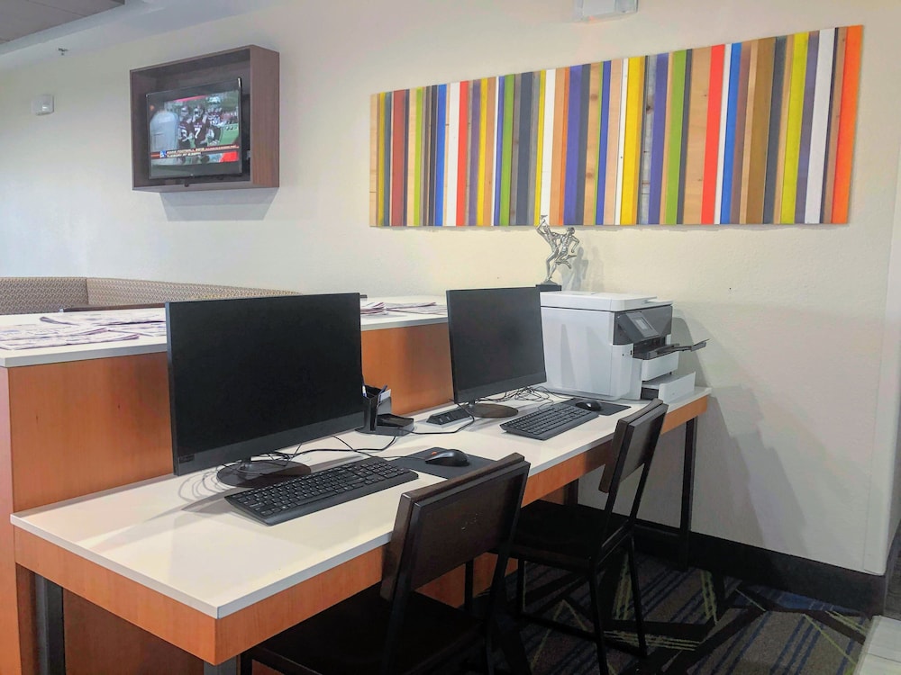 Holiday Inn Express Suites Hearne 48/49