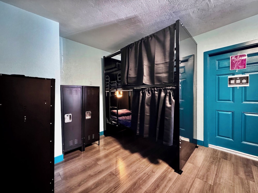 Sin City Hostel 5/50
