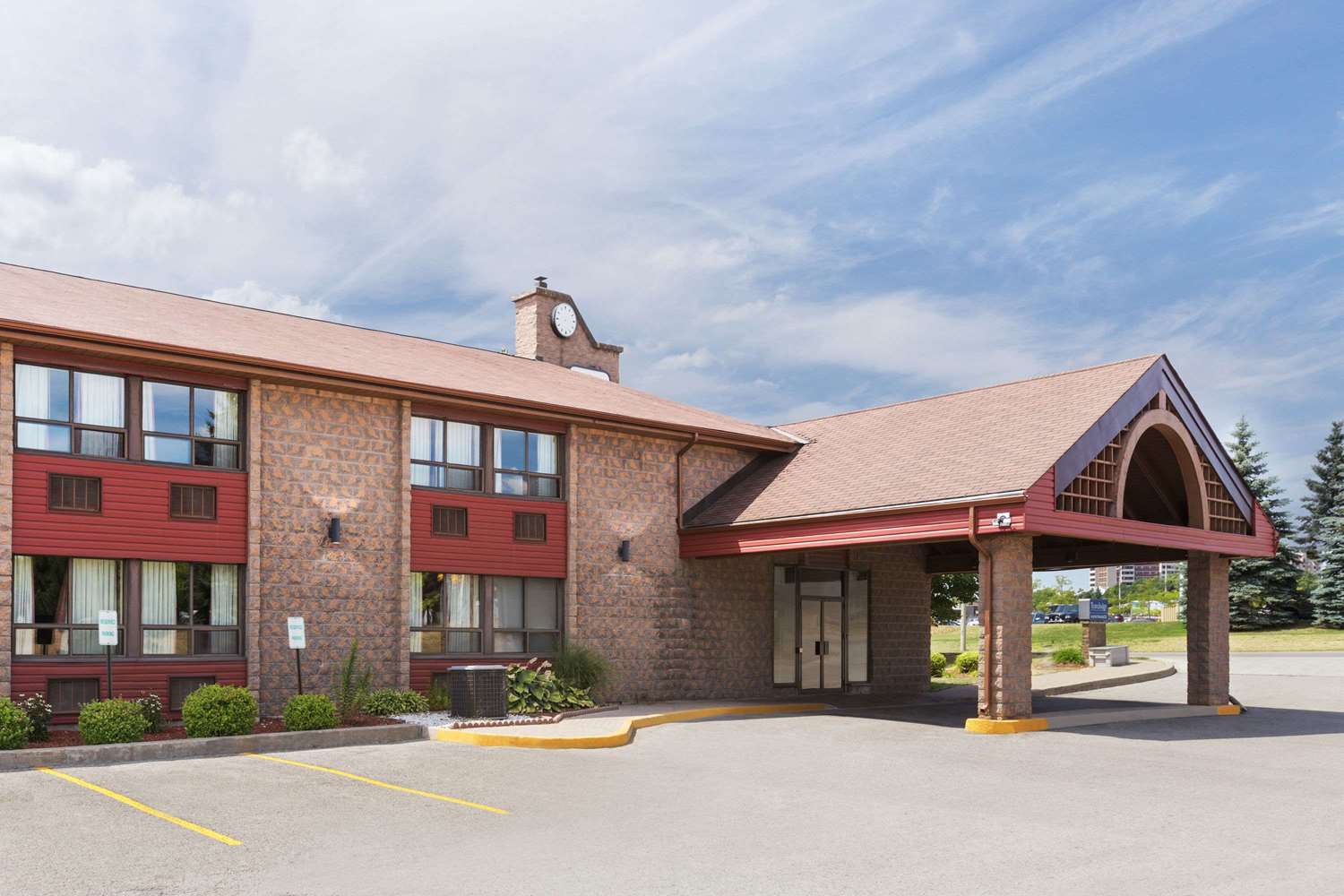 Travelodge by Wyndham Barrie on Bayfield 1/24