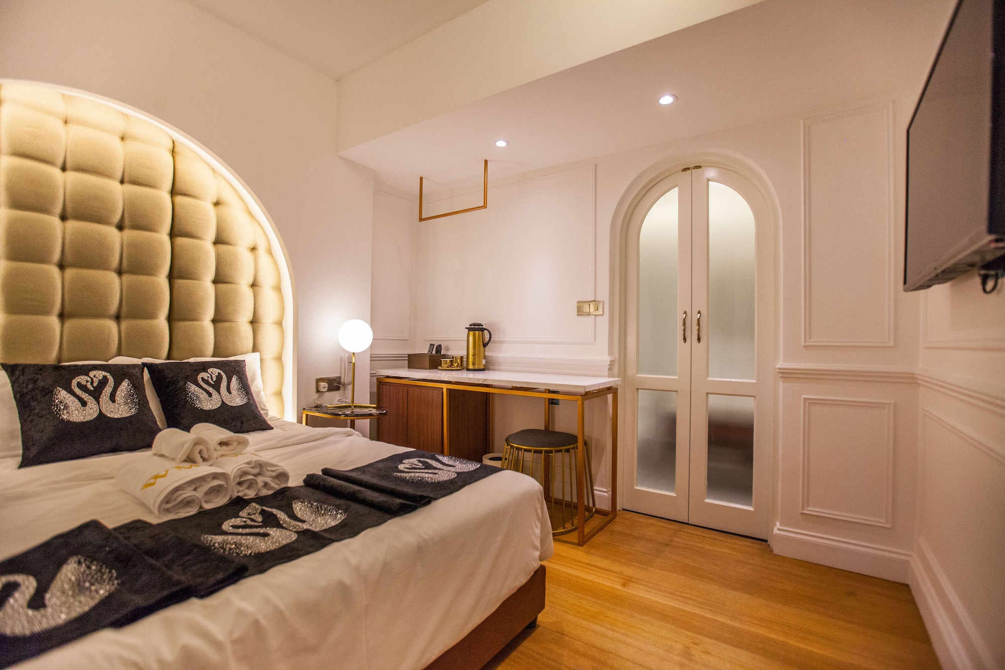 DELUXE, QUEEN BED