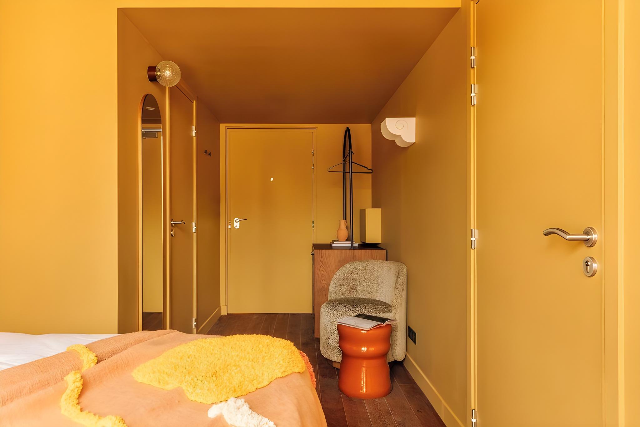 Connecting, Queen Bed