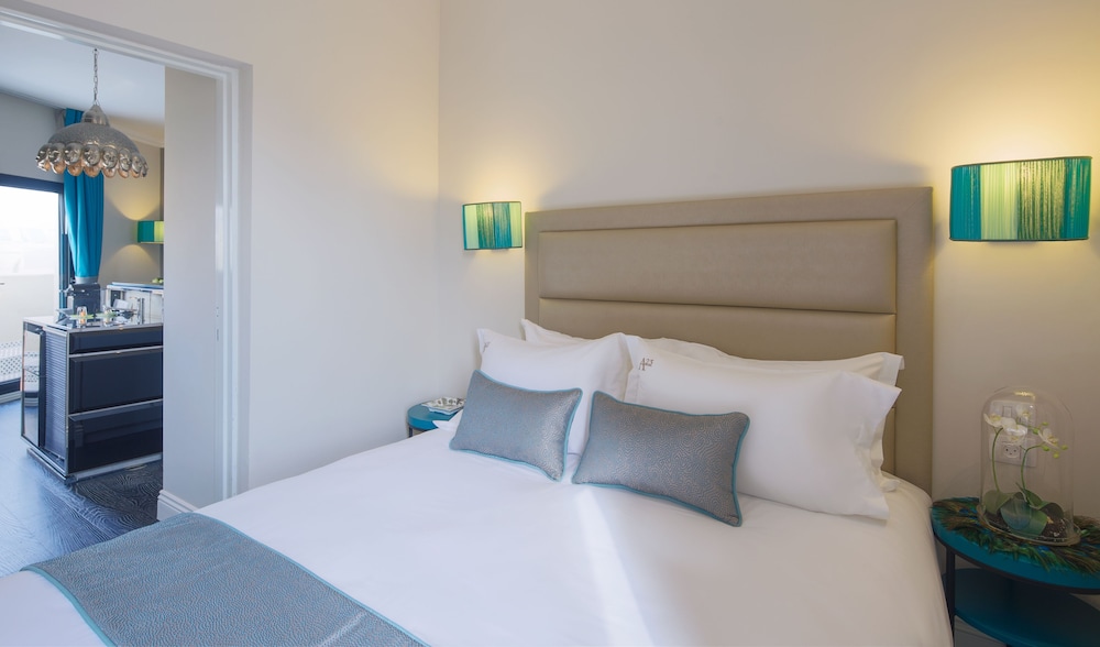 PREMIUM, SUITE, QUEEN BED, CITY VIEW, TERRACE