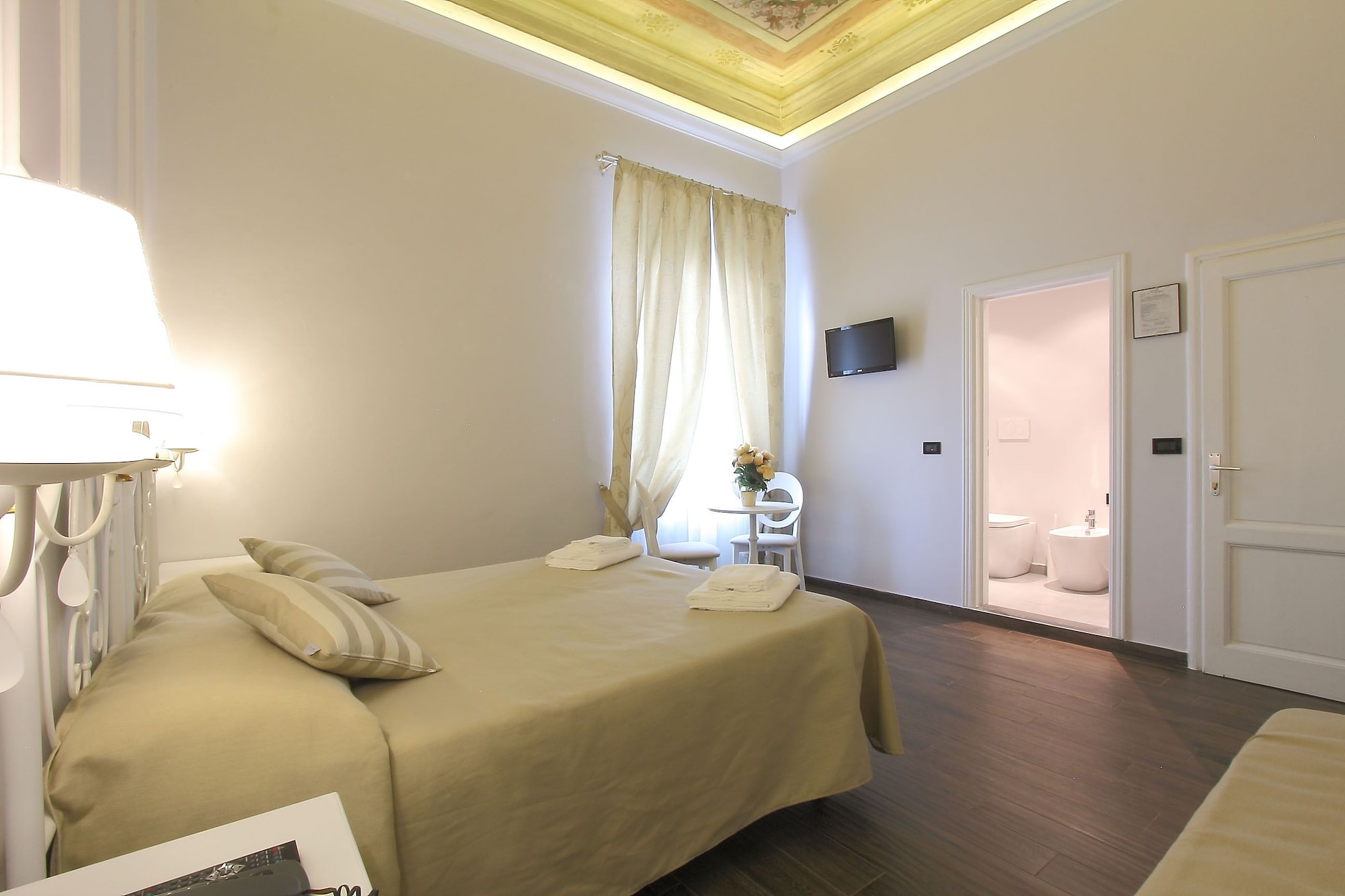 ROOM, DOUBLE BED